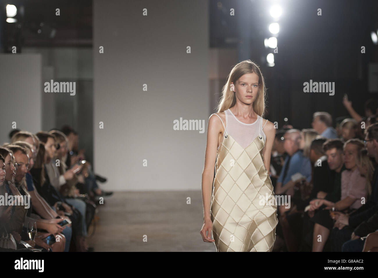 Modèles sur la passerelle au Pringle of Scotland Spring/Summer 2016 London Fashion week au St Pancras Renaissance Hotel. Banque D'Images