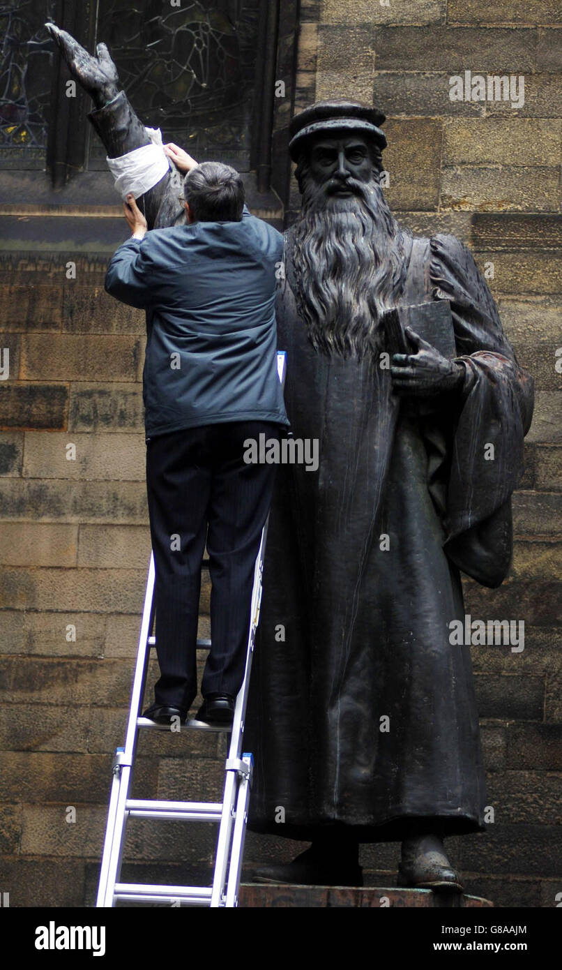 Le Rév. Alan Greig, du Conseil de mission mondiale, met sur la statue de John KNOX un groupe de make Poverty History. Banque D'Images