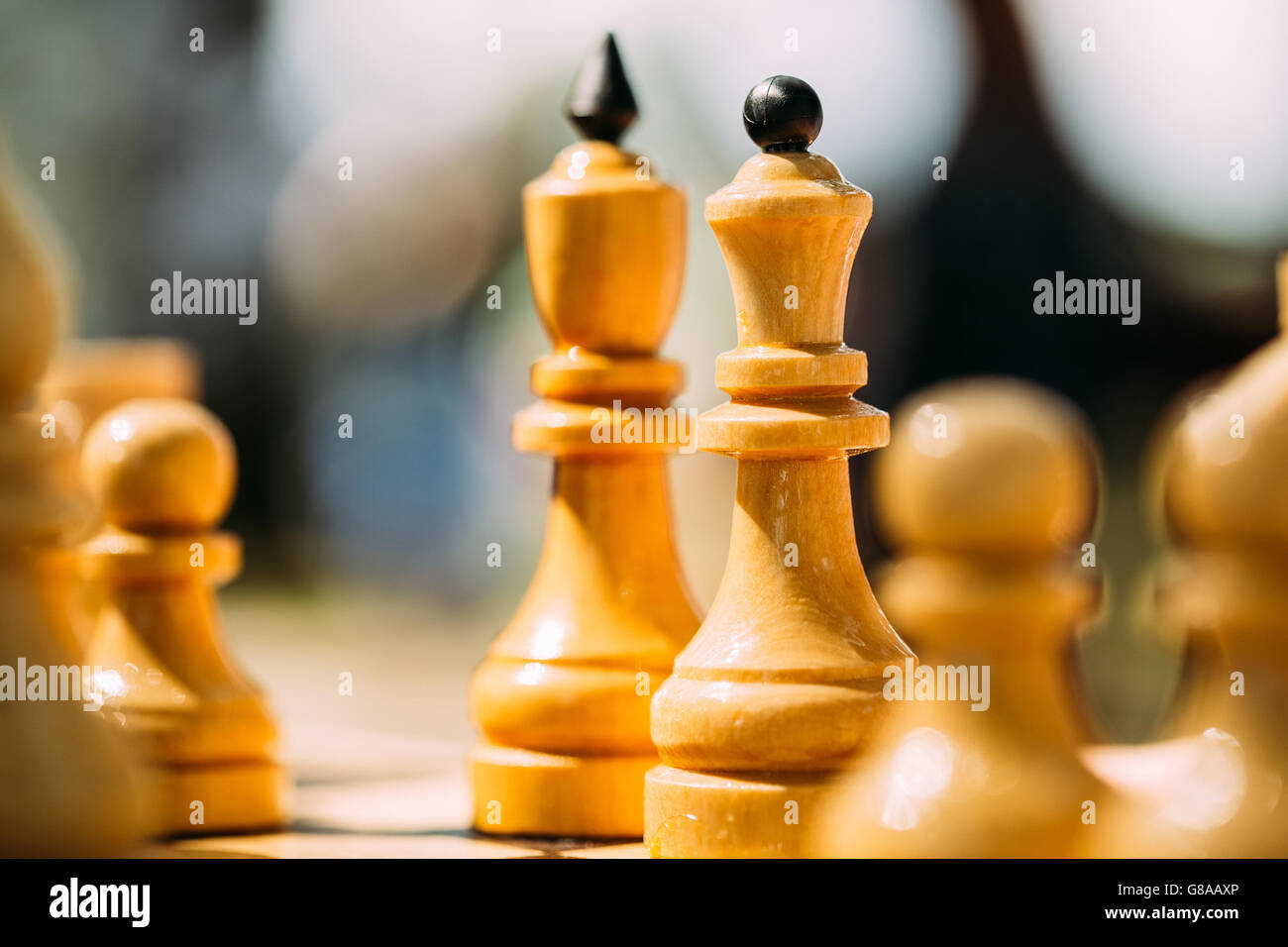D'échecs en bois ancien Comité permanent sur l'Échiquier Banque D'Images
