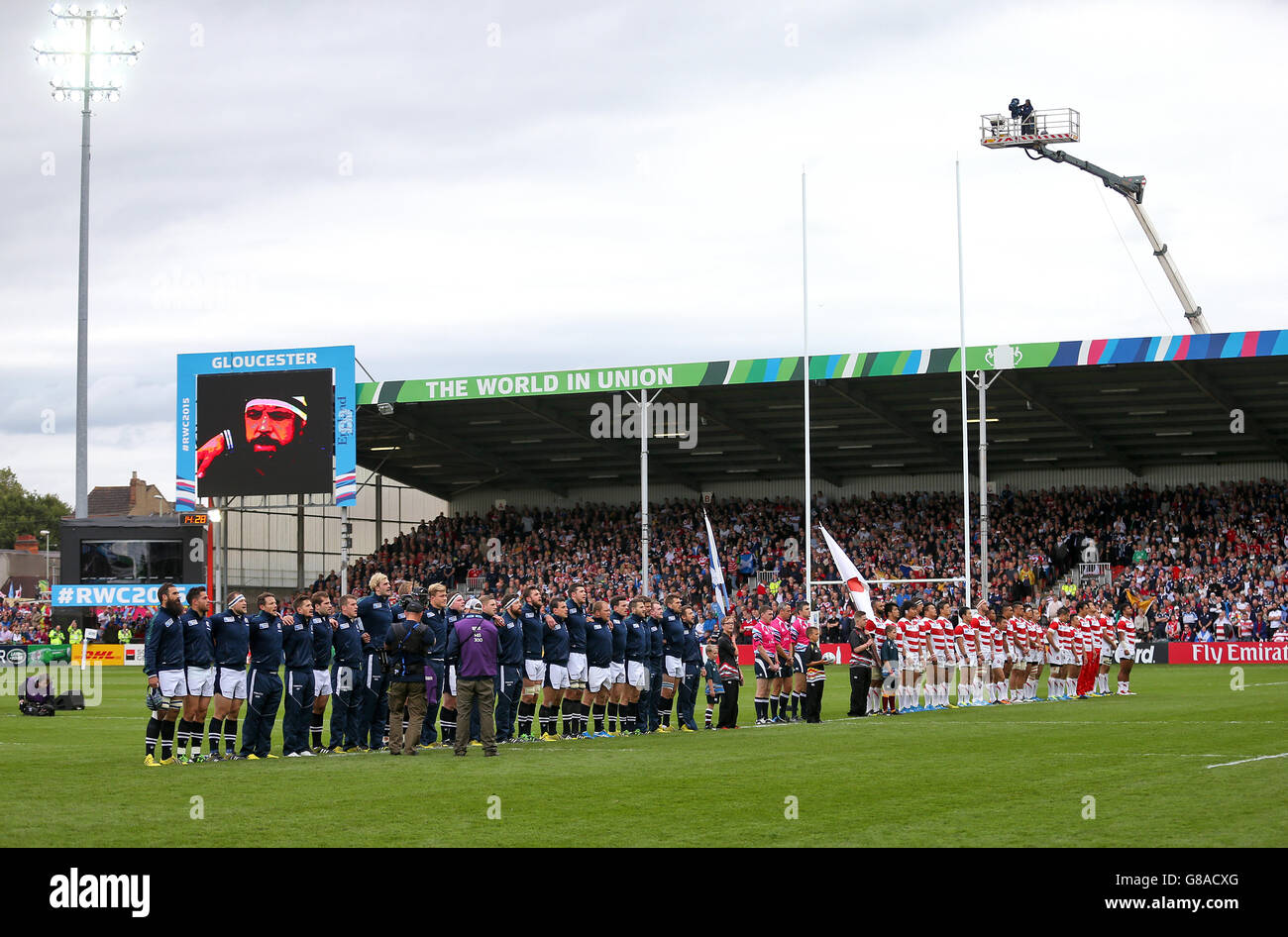 Les joueurs d'Écosse et du Japon pendant les hymnes nationaux avant le match de la coupe du monde de rugby au stade Kingsholm, Gloucester. Date de la photo: Mercredi 23 septembre 2015. Voir l'histoire de PA RUGBYU Scotland. Le crédit photo devrait se lire comme suit : David Davies/PA Wire. Utilisation d'images fixes uniquement. L'utilisation implique l'acceptation de la Section 6 des conditions générales de RWC 2015 à :http://bit.ly/1MPElTL appelez le +44 (0)1158 447447 pour plus d'informations. Banque D'Images