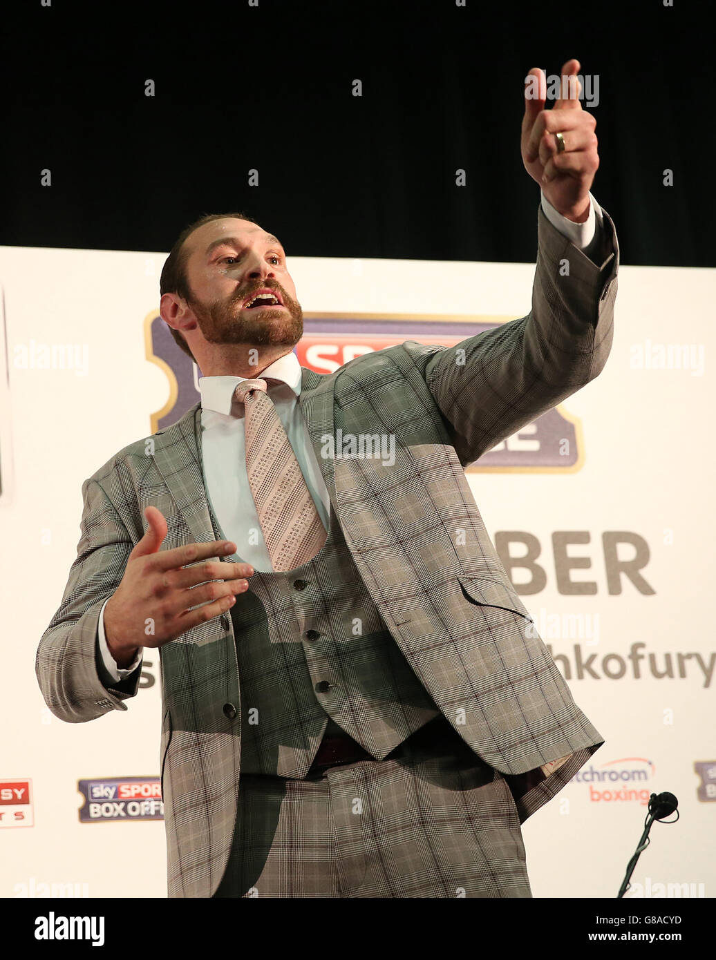 Tyson Fury fait des gestes au public lors d'une conférence de presse au Hilton Syon Park, Londres. Banque D'Images