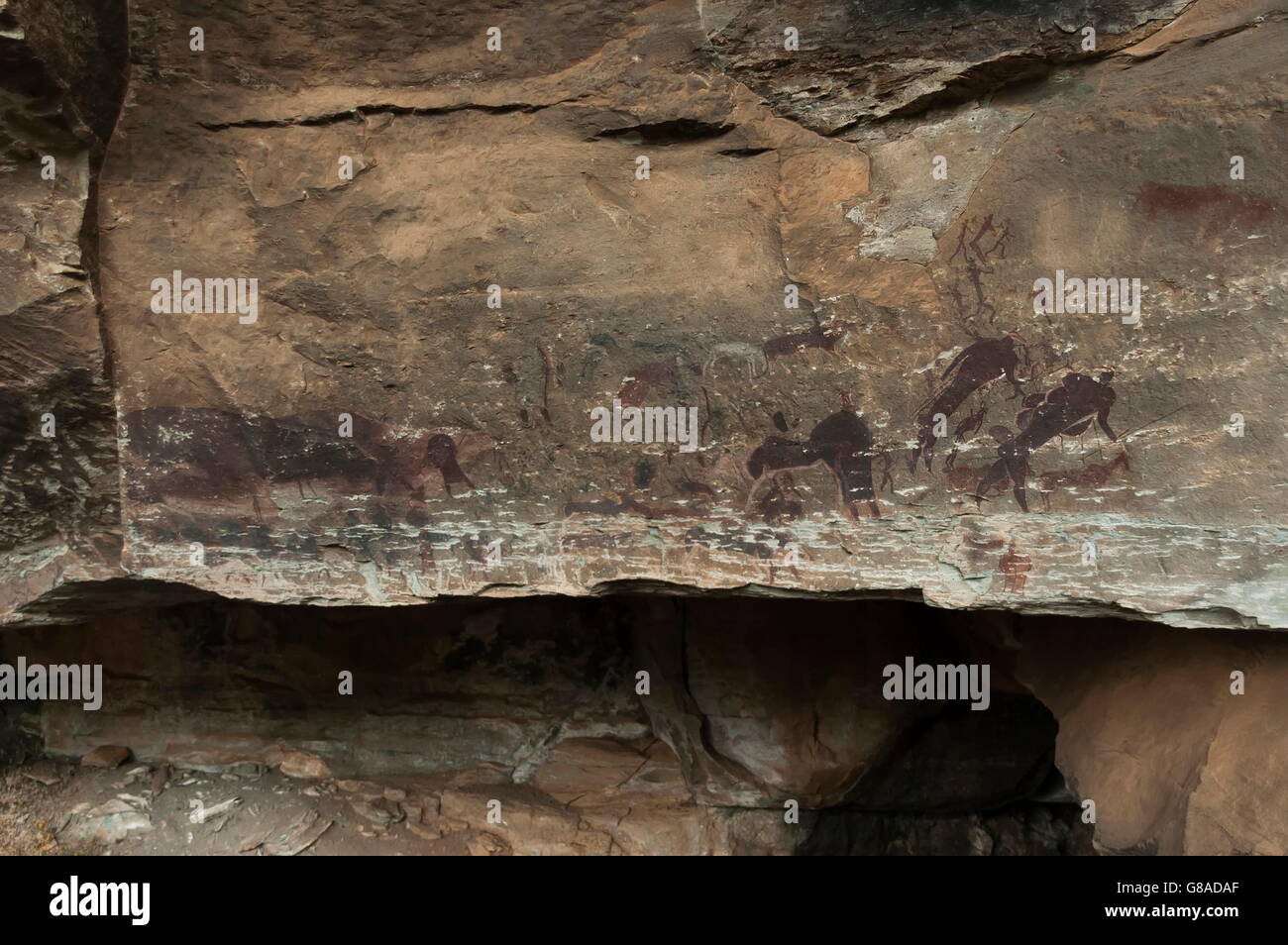 Dessin de roche long passé peuple San (Bushman) dans la cave du château des géants de la réserve naturelle de KwaZulu-Natal, Afrique du Sud Drakensberg Banque D'Images