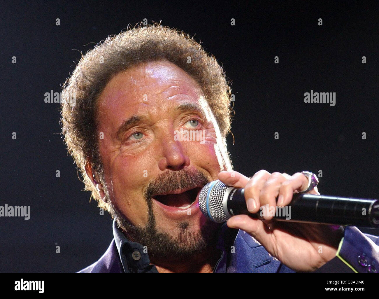 Tom Jones En Concert Le Chanteur Est Retourne A L Herbe Verte Et Verte De La Maison Pour Un Unique 65e Anniversaire Bash Devant La Foule De 25 000 Forte Ville Natale Photo Stock Tom Jones En Concert Le Chanteur Est Retourne A L Herbe Verte Et Verte De La Maison Pour Un Unique 65e Anniversaire Bash Devant La Foule De 25 000 Forte Ville Natale Photo Stock