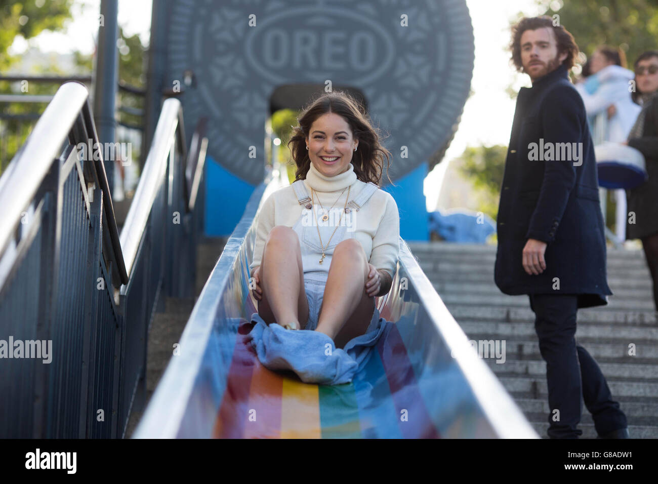 Louise Thompson, de Made in Chelsea, descend un toboggan géant d'Oreo pour marquer le lancement britannique du nouveau cookie Golden Oreo, à Canary Wharf à Londres. Banque D'Images