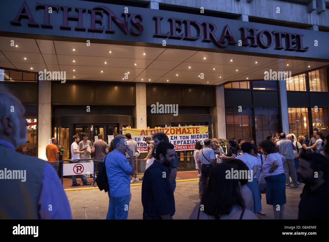 Les employés d'Athens Ledra Hotel protester contre la fermeture de l'hôtel. Avec environ 300 millions d'euros de dette, l'hôtel a fermé ses portes. Environ 150 employés lutte depuis des semaines déjà, pour garder leur emploi. Utilisation dans le monde entier 13.06.2016 | Banque D'Images