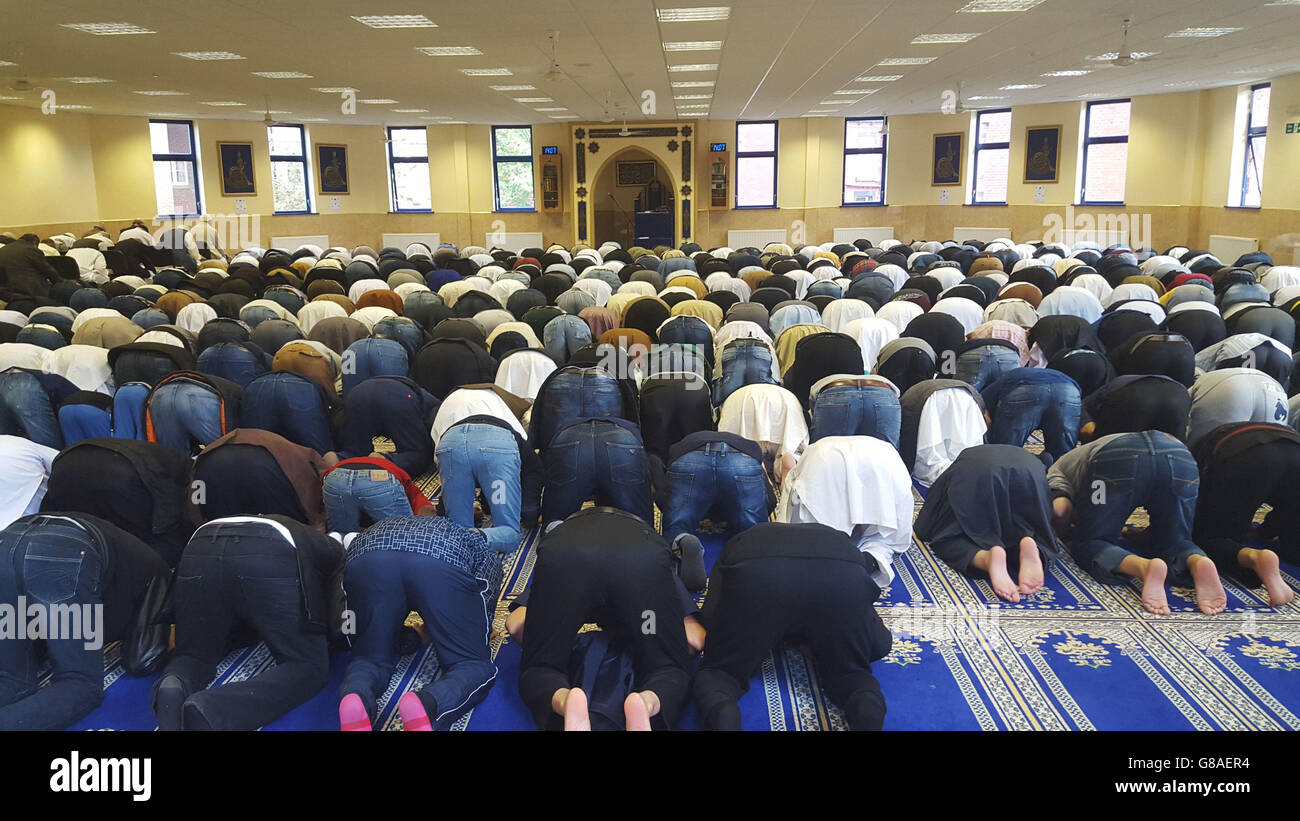 Des prières ont lieu à la mosquée Makkah Masjid de Leeds, où les fidèles ont déclaré que le gouvernement saoudien devait se concentrer davantage sur le développement d'infrastructures pour les gens ordinaires qui exécutent du hajj plutôt que sur la construction d'hôtels de luxe. Banque D'Images