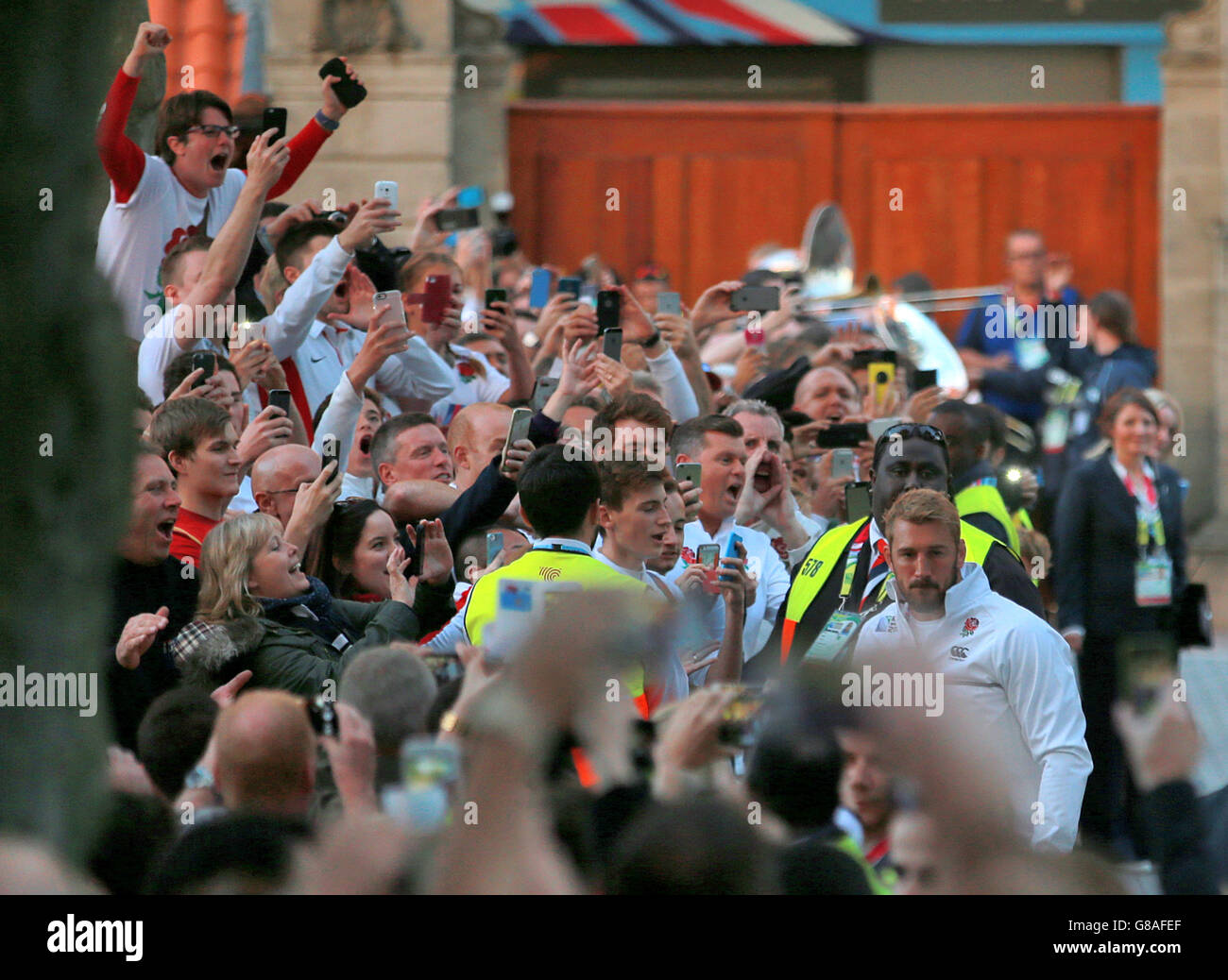 Les fans anglais accueillent le capitaine Chris Robshaw alors qu'il se déporte du bus d'équipe avant le match de la coupe du monde de rugby au stade de Twickenham, à Londres. Banque D'Images