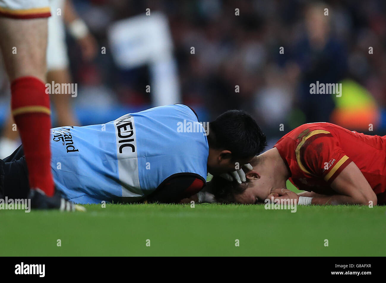 Liam Williams, pays de Galles, reçoit un traitement sur le terrain lors du match de la coupe du monde de rugby au stade de Twickenham, Londres. Banque D'Images