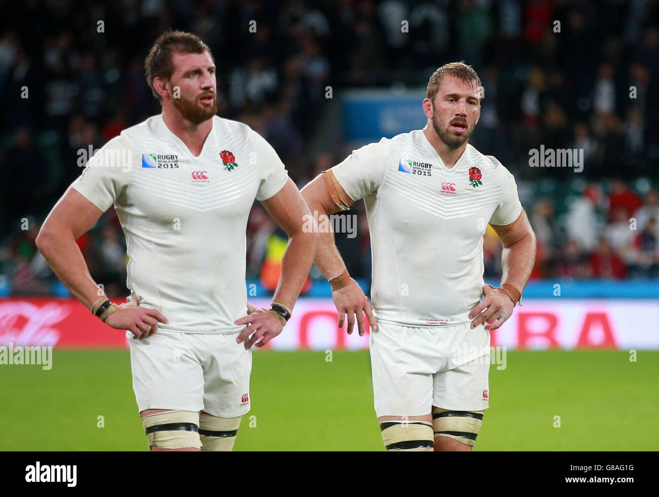 Le capitaine d'Angleterre Chris Robshaw (à droite) et Tom Wood quittent le terrain abattu après le match de la coupe du monde de rugby au stade de Twickenham, à Londres. Banque D'Images