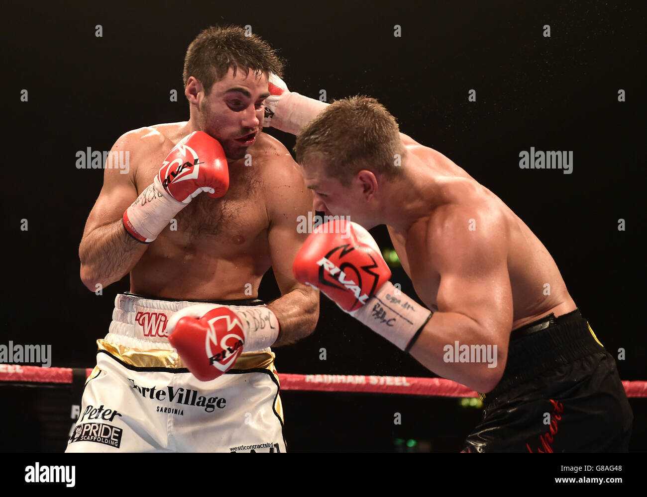 Frank Buglioni (à gauche) en action contre Fedor Chudinov (à droite) dans le championnat du monde WBA Super-MiddlewEight à Wembley SSE Arena, Londres. Banque D'Images