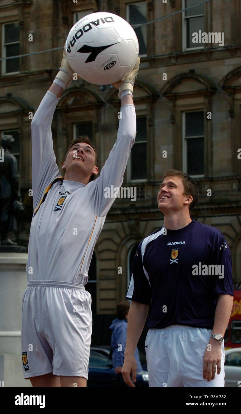 Lancement du kit de départ de Diadora Scotland - George Square.Craig Gordon (L) et Gary Caldwell en Écosse. Banque D'Images