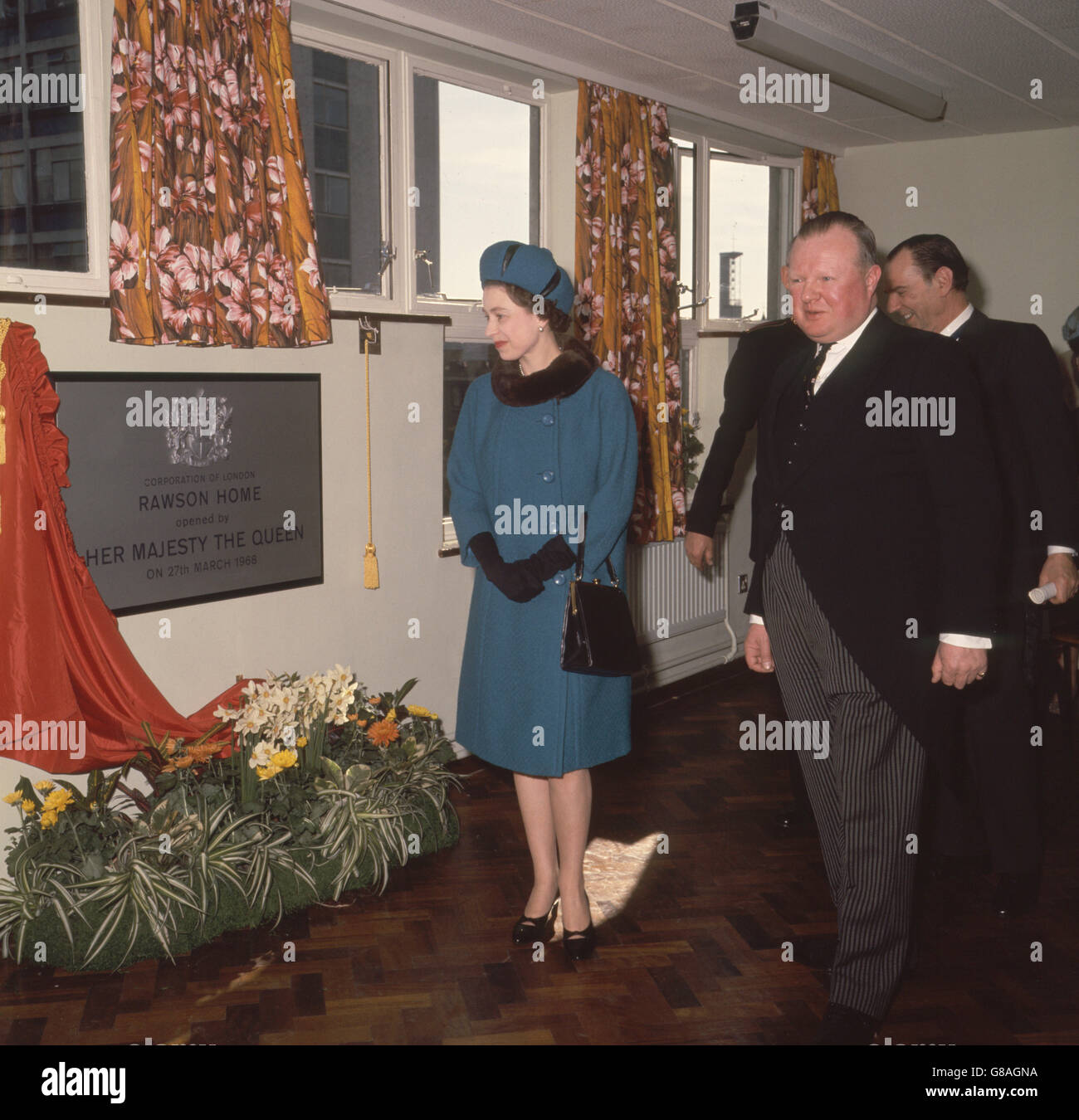 La Reine dévoile une plaque après l'ouverture officielle de Booth House (l'Armée du Salut) à Londres. Banque D'Images