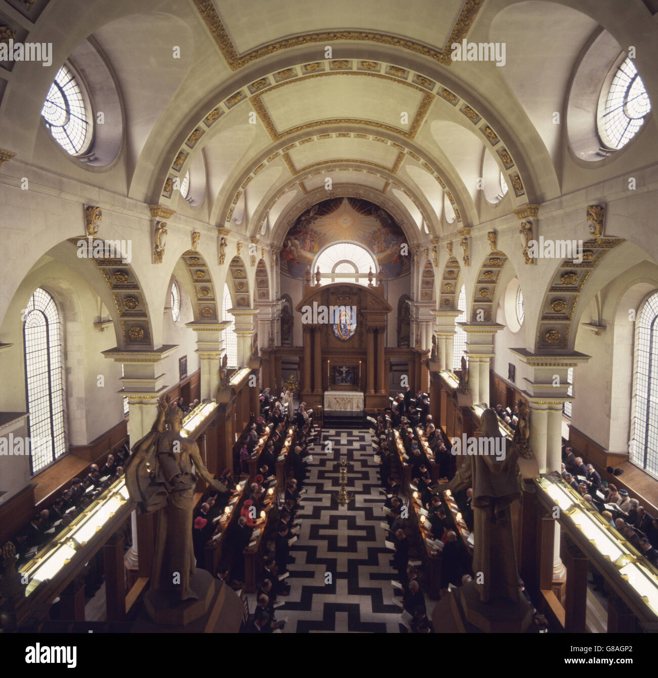 Un service d'action de grâce et de louange inaugurant les célébrations du centenaire de l'Association de la presse, l'agence nationale de presse britannique, en cours à l'église Saint-Bride, Fleet Street. Au lectrin au centre, lisant les enchères, se trouve Lord Buckton, Président de Portsmouth et Sunderland journaux et l'un des deux directeurs les plus anciens de l'Association de la presse. Le service a été suivi par l'archevêque de Canterbury, le Lord Mayor de Londres et des représentants de la presse de Londres, des provinces et d'outre-mer, ainsi que par des membres du personnel de l'AP et des retraités. Pendant l'entretien, le Banque D'Images