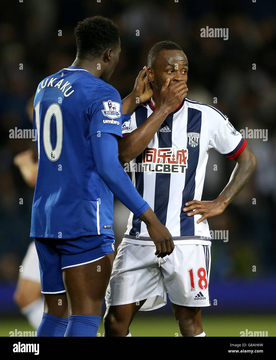 Football - Barclays Premier League - West Bromwich Albion / Everton - The Hawthornes.Romelu Lukaku d'Everton (à gauche) consoles West Bromwich Abion Saido Berahino après le coup de sifflet final Banque D'Images