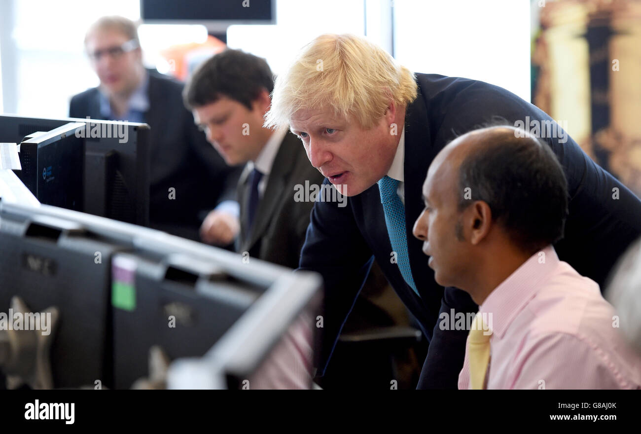 Le maire de Londres Boris Johnson lors d'une visite au centre de contrôle de la circulation de TFL à Southwark, où il dévoilait des plans d'expansion de la circulation pour maintenir Londres en mouvement. Banque D'Images