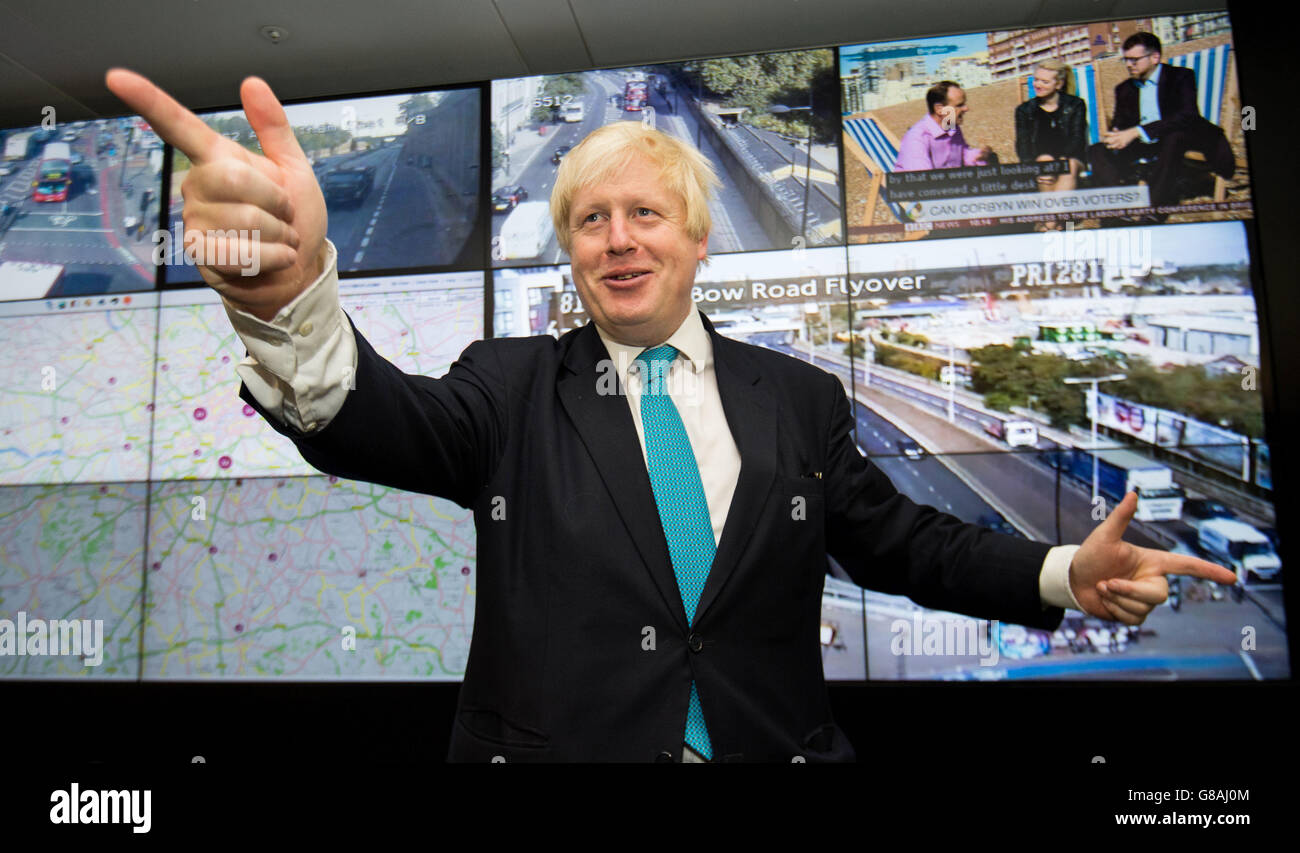Le maire de Londres Boris Johnson lors d'une visite au centre de contrôle de la circulation de TFL à Southwark, où il dévoilait des plans d'expansion de la circulation pour maintenir Londres en mouvement. Banque D'Images