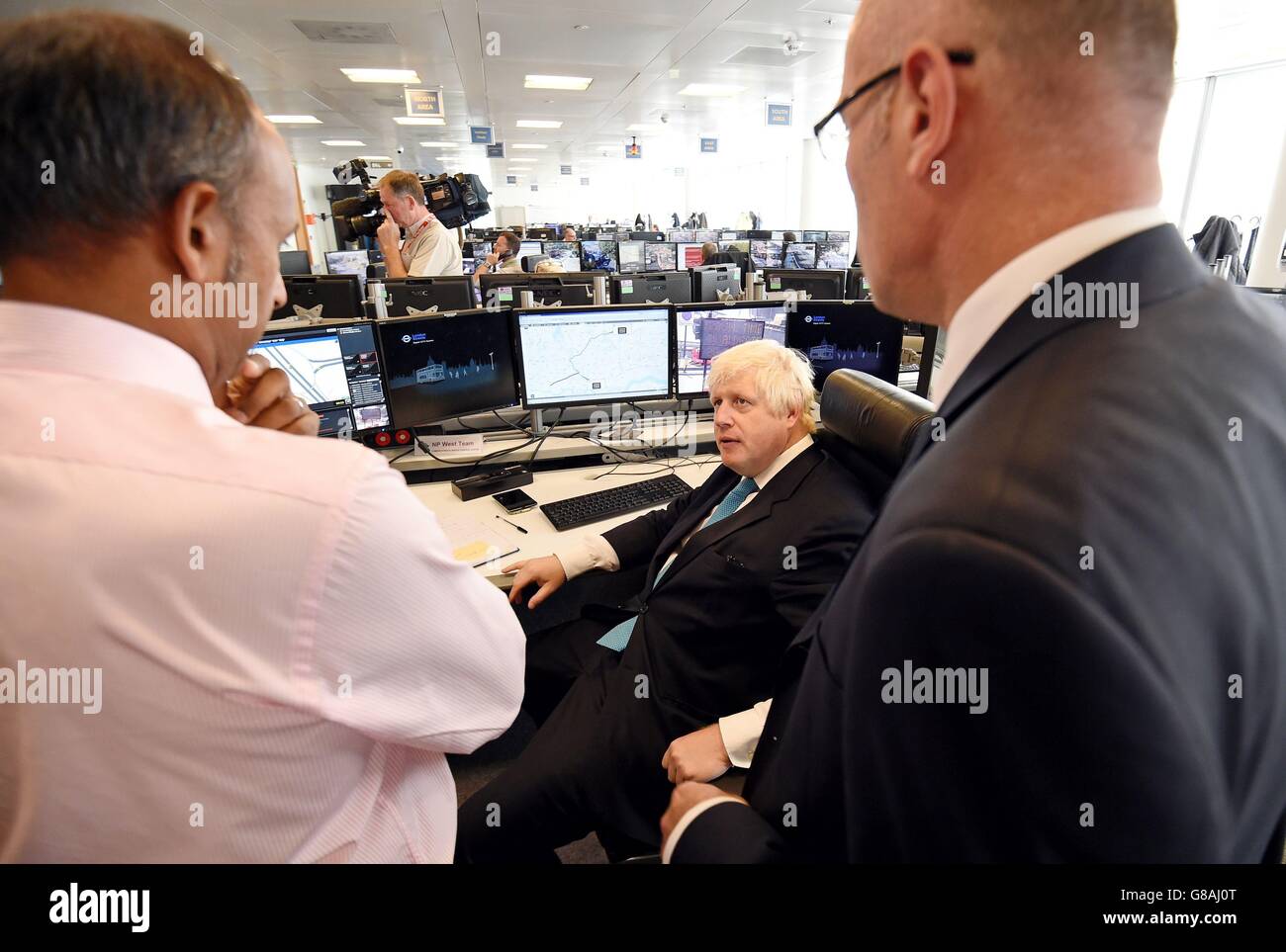 Le maire de Londres Boris Johnson (à droite) s'entretient avec le personnel lors d'une visite au centre de contrôle de la circulation de TFL à Southwark, où il dévoilait des plans d'expansion de la circulation afin de maintenir Londres en mouvement. Banque D'Images