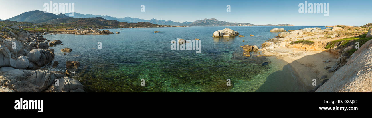 Vue panoramique de viiew Punta Spano à Sant'Ambroggio en Corse à travers la baie vers Calvi Calvi Banque D'Images