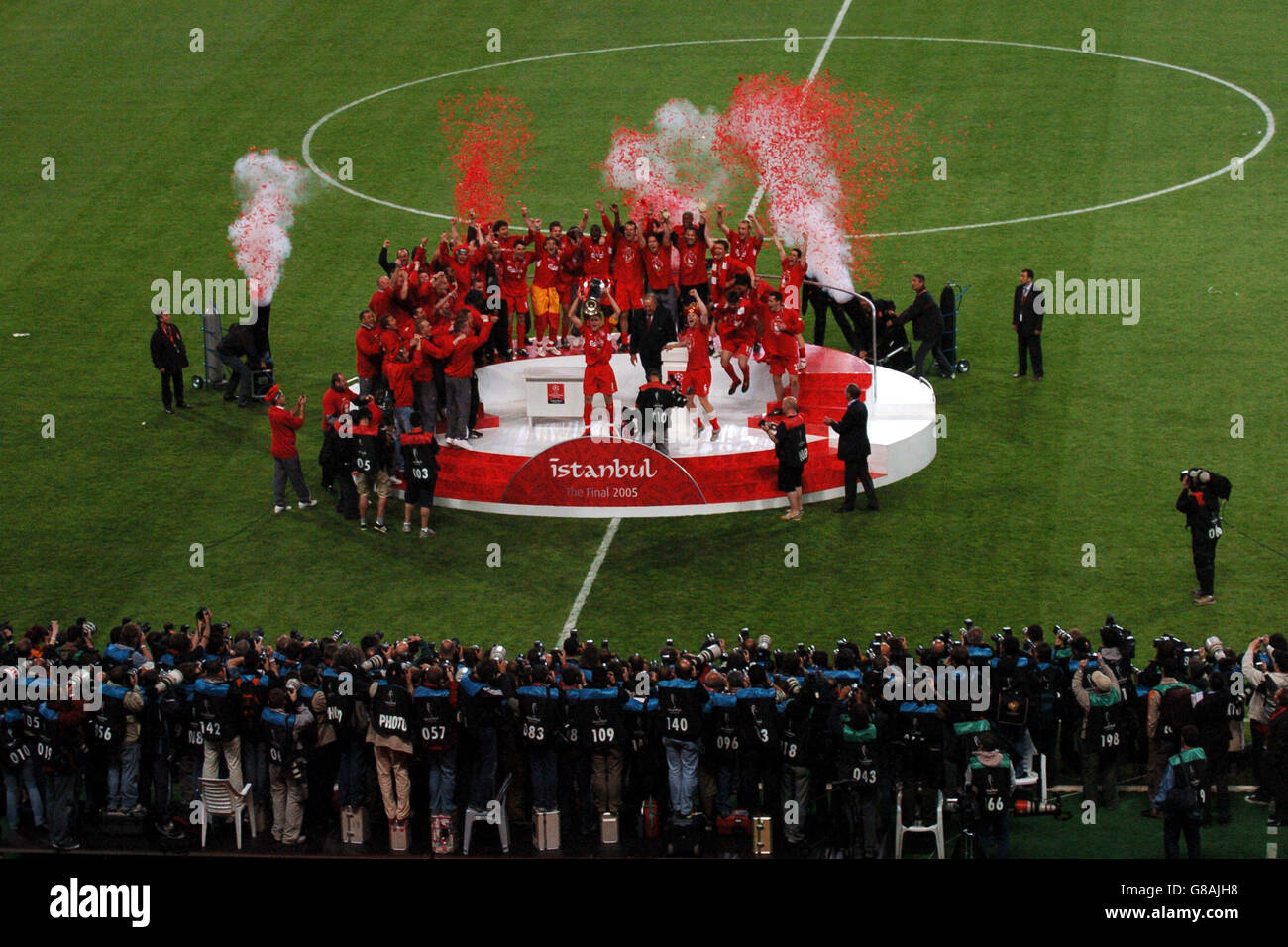 Football - Ligue des champions de l'UEFA - finale - AC Milan / Liverpool - Stade olympique Ataturk.Le capitaine de Liverpool Steven Gerrard lève le trophée de la Ligue des champions de l'UEFA Banque D'Images
