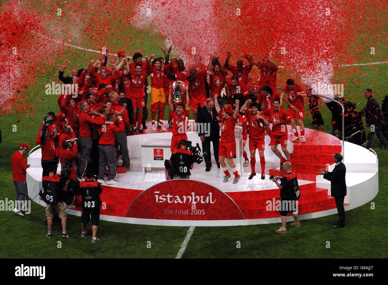 Le capitaine de Liverpool Steven Gerrard lève le trophée de la Ligue des champions de l'UEFA Banque D'Images