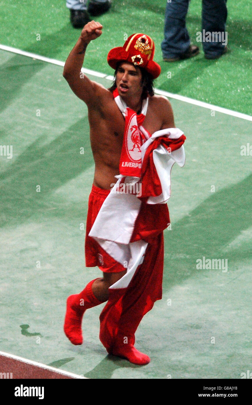 Football - Ligue des champions de l'UEFA - finale - AC Milan / Liverpool - Stade olympique Ataturk.Le Milan Baros de Liverpool célèbre la victoire de la Ligue des champions de l'UEFA Banque D'Images