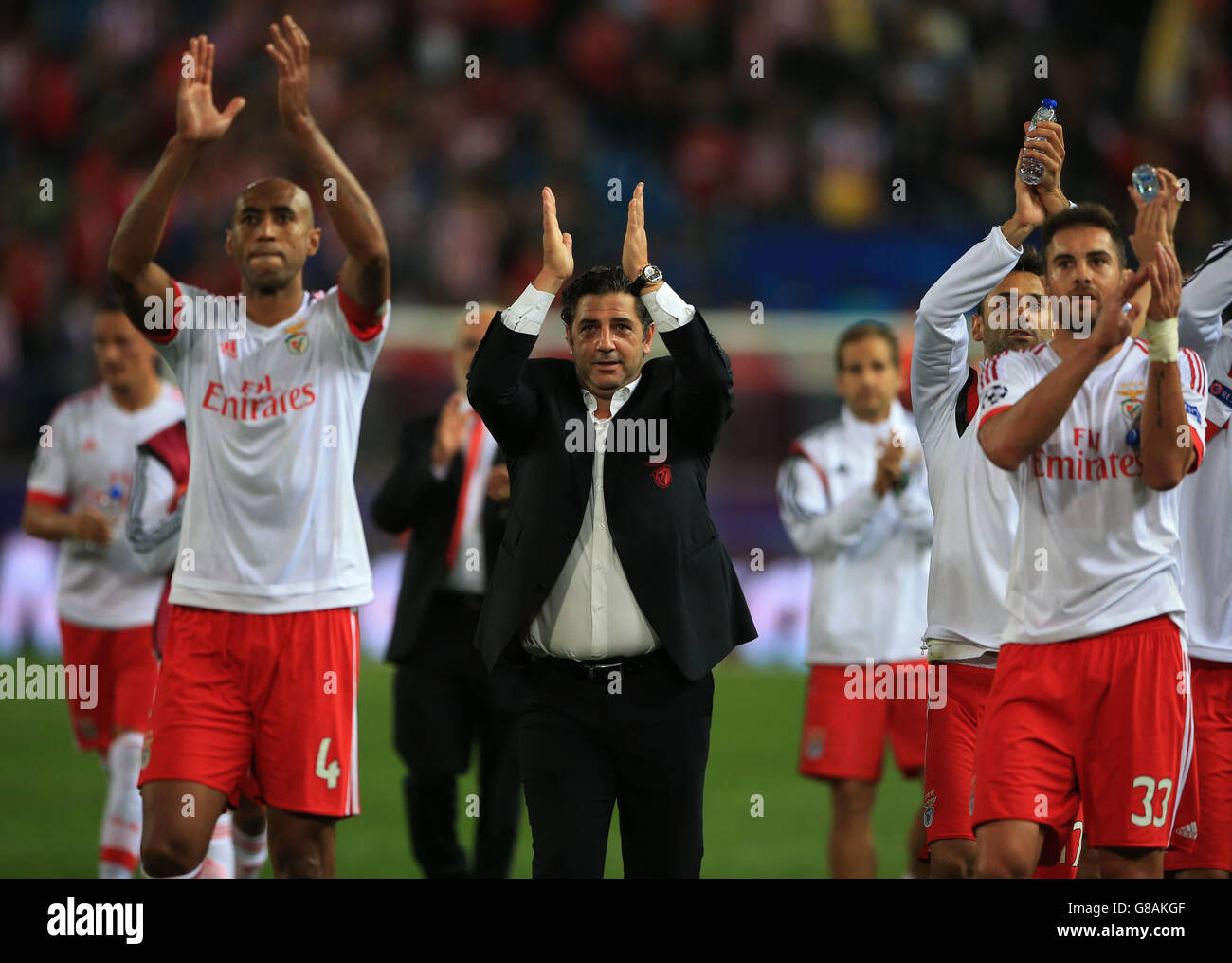 L'entraîneur en chef de Benfica, Rui Vitoria (au centre), célèbre la victoire à l'extérieur de 2.1 Au-dessus de l'Atletico Madrid Banque D'Images