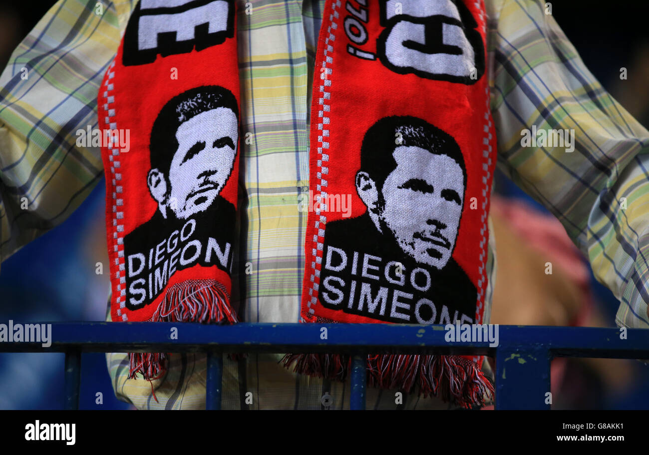 Atletico Madrid fans avec Atletico Madrid Manager Diego Simeone foulard Banque D'Images