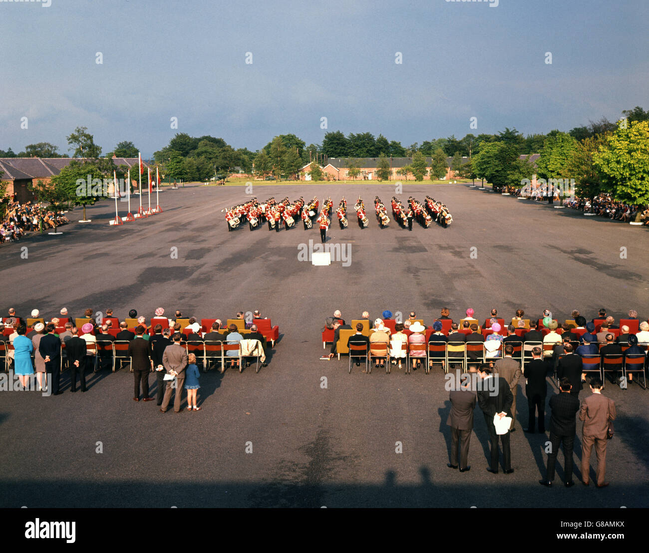 200 bandsmen font l'histoire pendant qu'ils battent Retreat pour marquer l'entrée des régiments de la Brigade du Yorkshire dans la nouvelle division du Roi à Strensall, QG de la Brigade du Yorkshire. C'était la première et la dernière fois que les groupes de tous les régiments jouaient ensemble. Banque D'Images