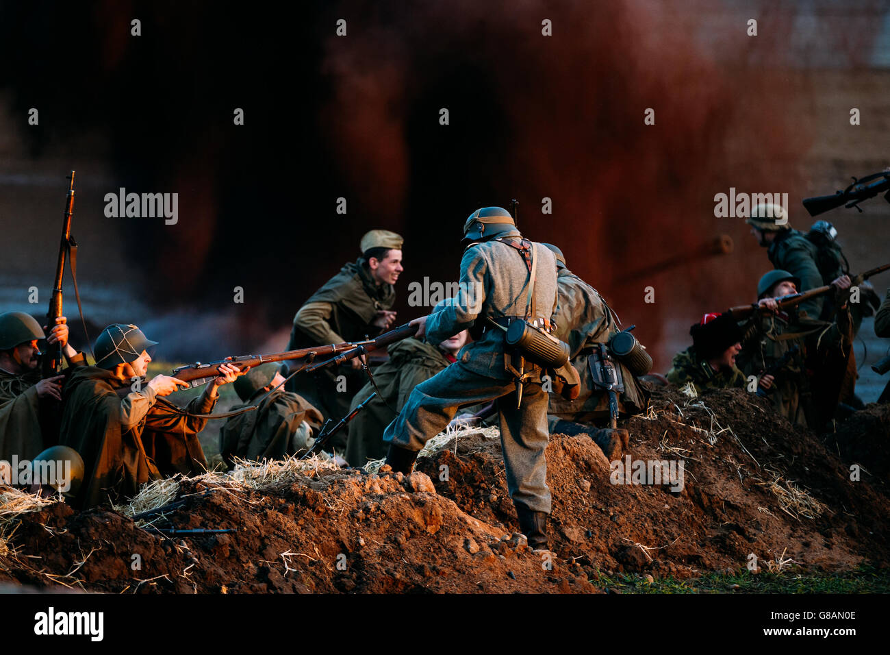 Minsk, Belarus - Mai 08, 2015 : la reconstruction de la bataille au cours d'événements dédiés au 70ème anniversaire de la victoire de la Sovi Banque D'Images