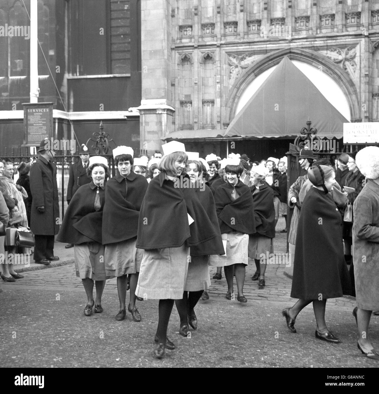 Les infirmières quittent l'abbaye de Westminster après avoir assisté à un service commémorant le 250e anniversaire de la création de l'hôpital de Westminster. Banque D'Images