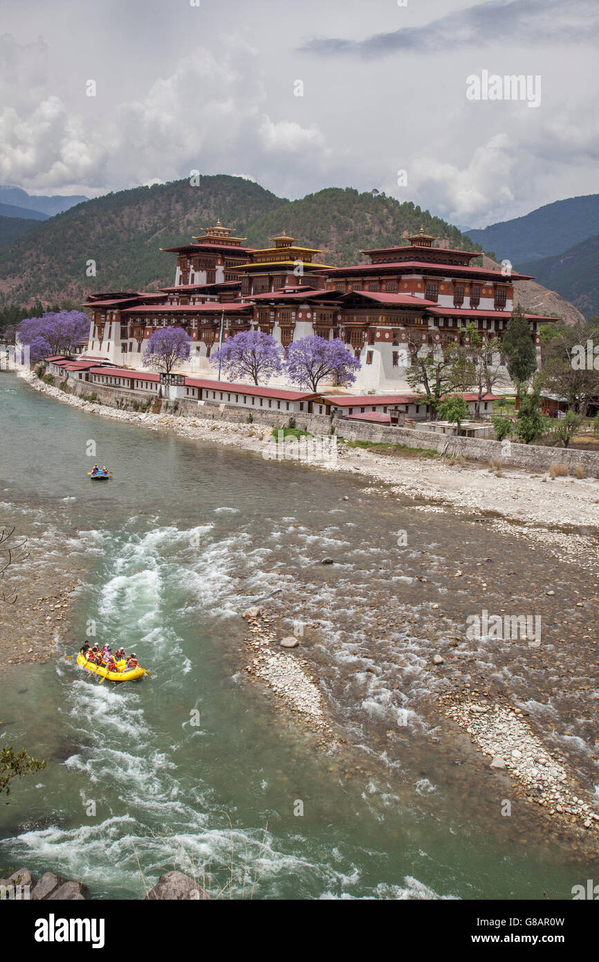 Vue sur le temple bouddhiste sacré entouré par des arbres en fleurs et la rivière Wangdue Thimphu Bhoutan Asie Banque D'Images