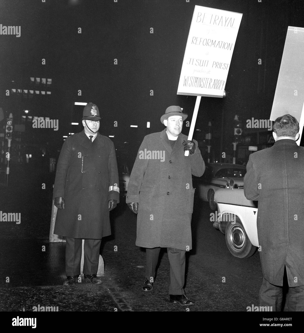 Le Rév Ian Paisley photographié portant une bannière quand lui et 22 membres de l'organisation du Conseil international des Églises chrétiennes ont organisé une marche de protestation à l'extérieur de l'abbaye de Westminster, à Londres, où un service pour l'unité chrétienne a eu lieu à l'intérieur. La bannière de M. Paisley a lu «trahison de la réforme un prêtre jésuite prêches à l'abbaye de Westminster. Banque D'Images