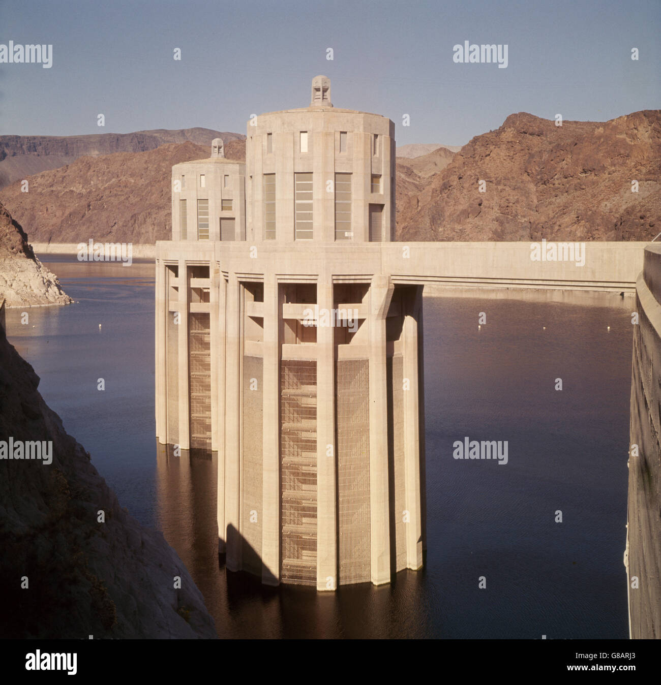 Le barrage Hoover, barrage en voûte en béton situé dans le Black Canyon du Colorado, à la frontière entre les États américains de l'Arizona et du Nevada. Construit entre 1931 et 1936. Banque D'Images