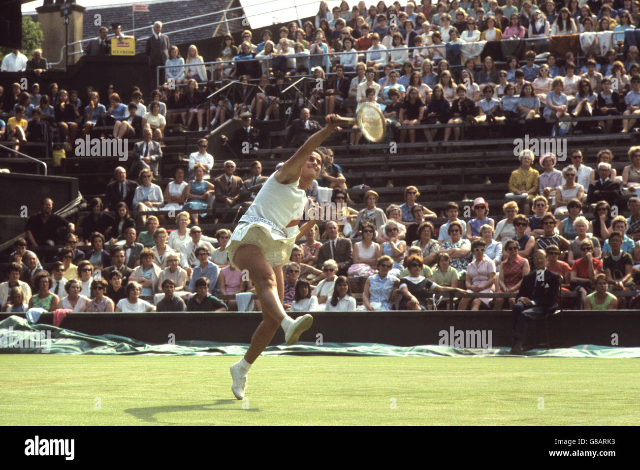 Tennis - Wightman Cup - Virginia Wade v Mary Ann Eisel - Wimbledon Banque D'Images