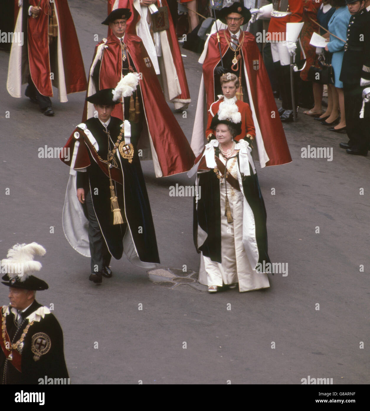 Le Prince de Galles et la Reine mère lors de sa cérémonie d'investissement Garter Knight, lors de la procession des Garter Knights à la chapelle Saint-George, à Windsor. Banque D'Images