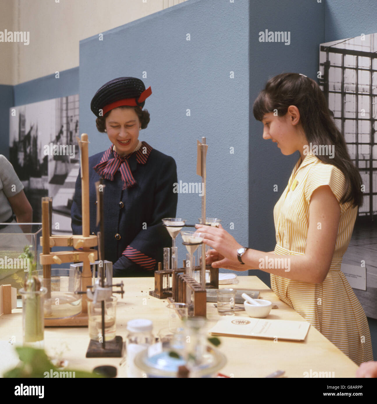 La reine discutant avec Annette Harris, 14 ans, étudiante aveugle de Pembrokeshire, au stand des sciences de l'exposition du Royal National Institute for the Blind qui se tient dans le Old Hall de la Royal Horticultural Society, à Londres. Banque D'Images