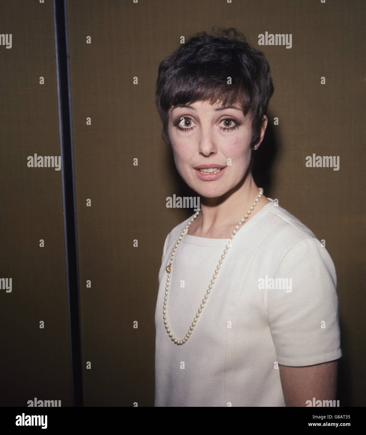 L'actrice una Stubbs, qui joue « Rita » dans la série télévisée « Til Death US Do part » photographiée au Royal Lancaster Hotel, Londres, pour une réception de presse avant une nouvelle série. Banque D'Images