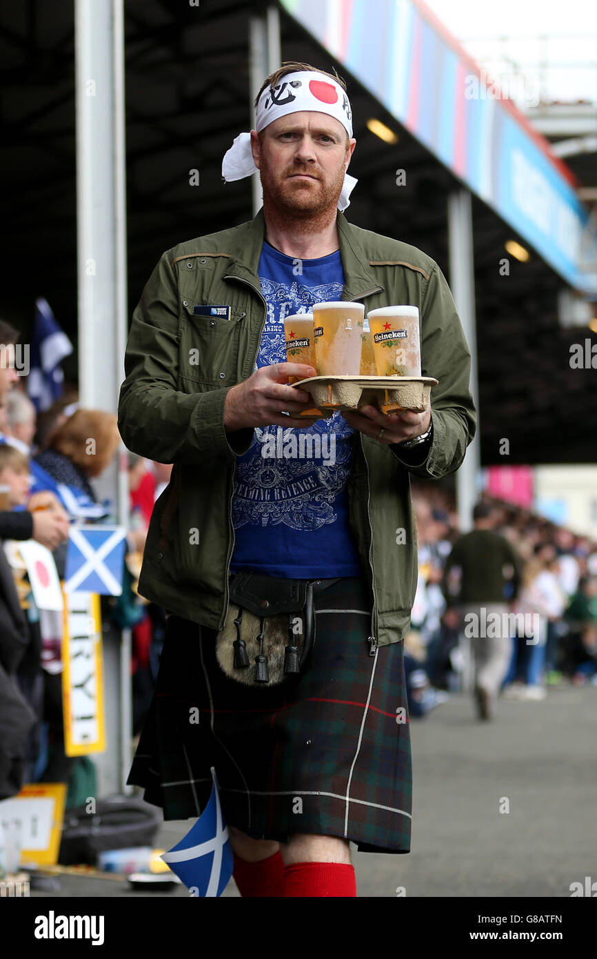Un fan portant un bandeau japonais et un écossais le kilt retourne à son siège avec des rafraîchissements avant le match Banque D'Images