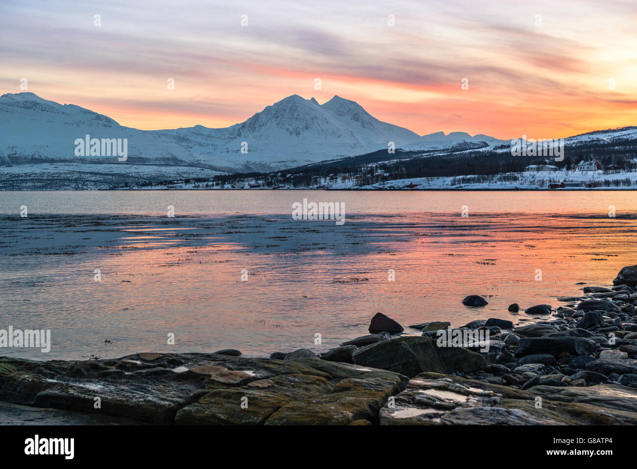 Côte près de Tisnes à Kvaløya, Norvège Banque D'Images