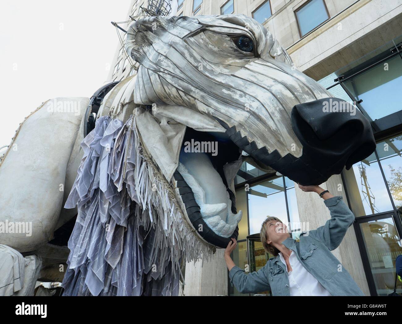 Emma Thompson et Aurora, l'ours polaire à impériale, avant qu'il ne soit déplacé de l'avant du siège de Shell à Londres alors que les activistes de Greenpeace célèbrent la décision du major anglo-néerlandais du pétrole Shell d'arrêter les forages pétroliers dans l'Arctique. Banque D'Images