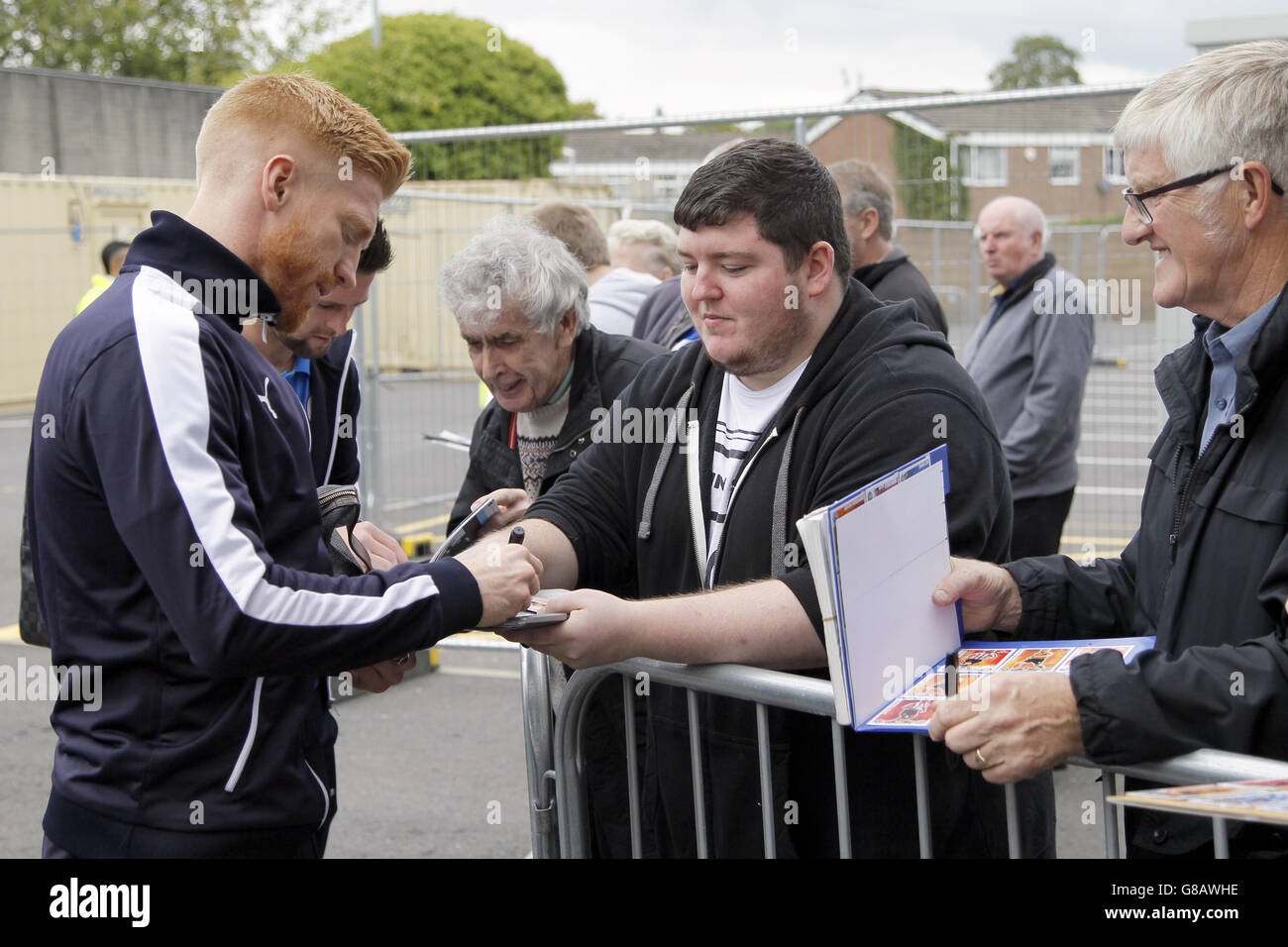 Football - Championnat de pari de ciel - Burnley v Reading - Turf Moor. Paul McShane, de Reading, signe des autographes pour les fans Banque D'Images