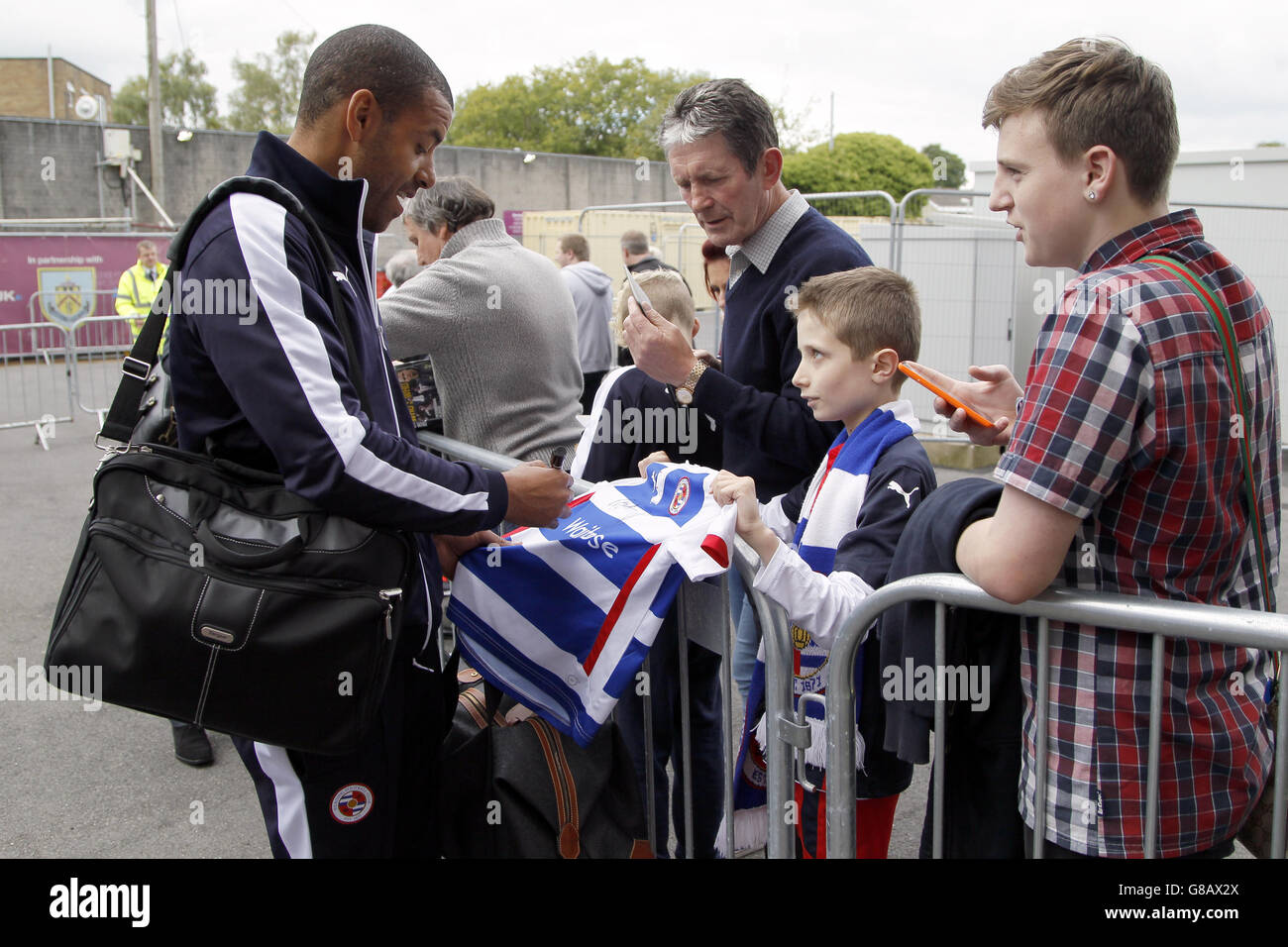 Football - Championnat de pari de ciel - Burnley v Reading - Turf Moor.Steven Reid, le premier entraîneur de l'équipe à lire, signe des autographes pour les fans Banque D'Images