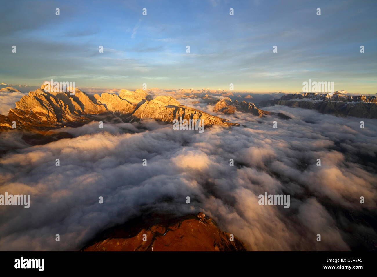 Vue aérienne de seceda et odle entouré de nuages à coucher du soleil dolomites val funes Trentin-Haut-Adige Italie Tyrol du sud Europe Banque D'Images