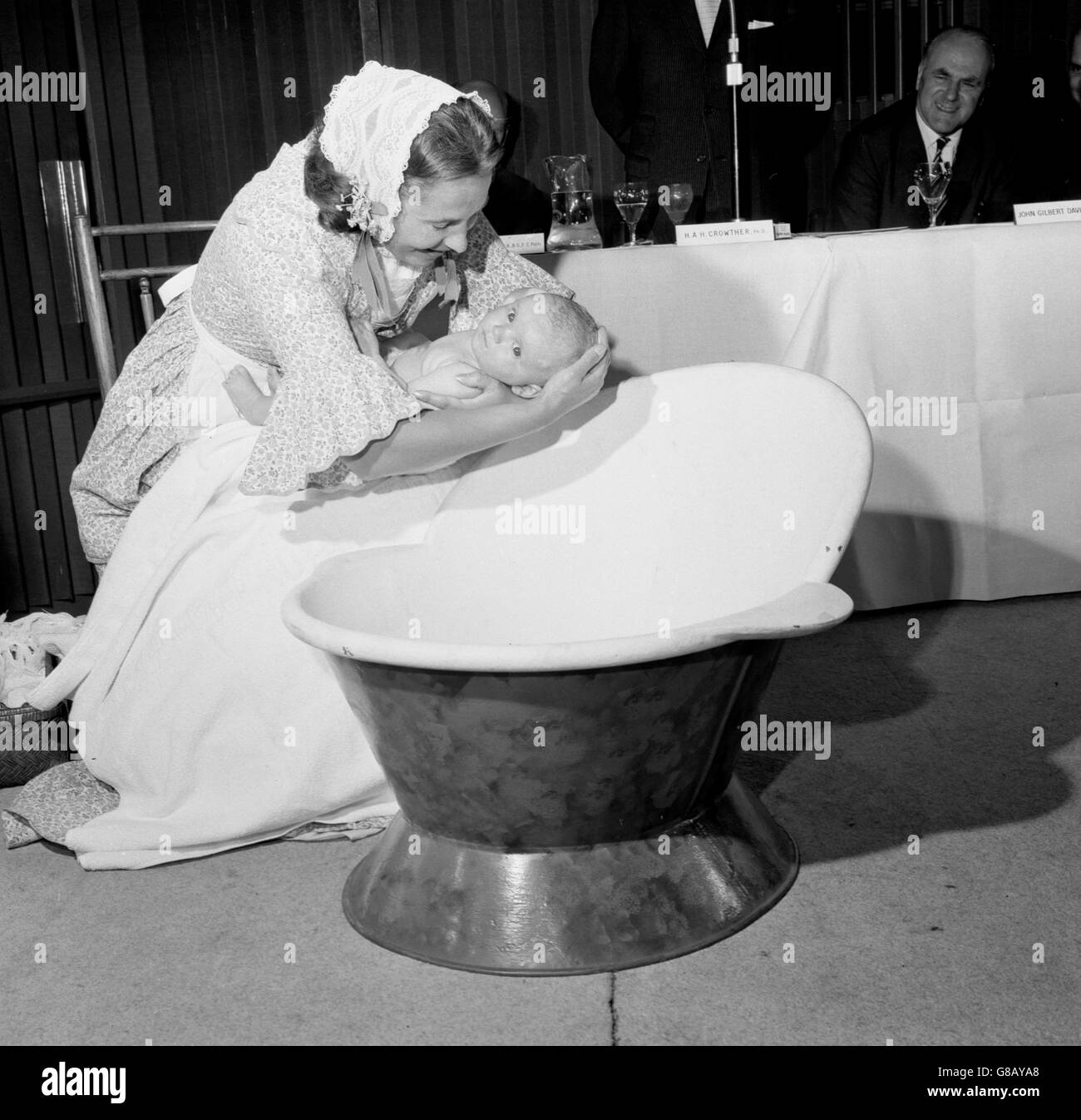 Un bébé baigné dans « Infra-Care », un nouveau produit qui fait sortir la misère du bain pour les mères et les bébés., lors d'une conférence de presse à l'hôtel Royal Garden de Londres. Banque D'Images