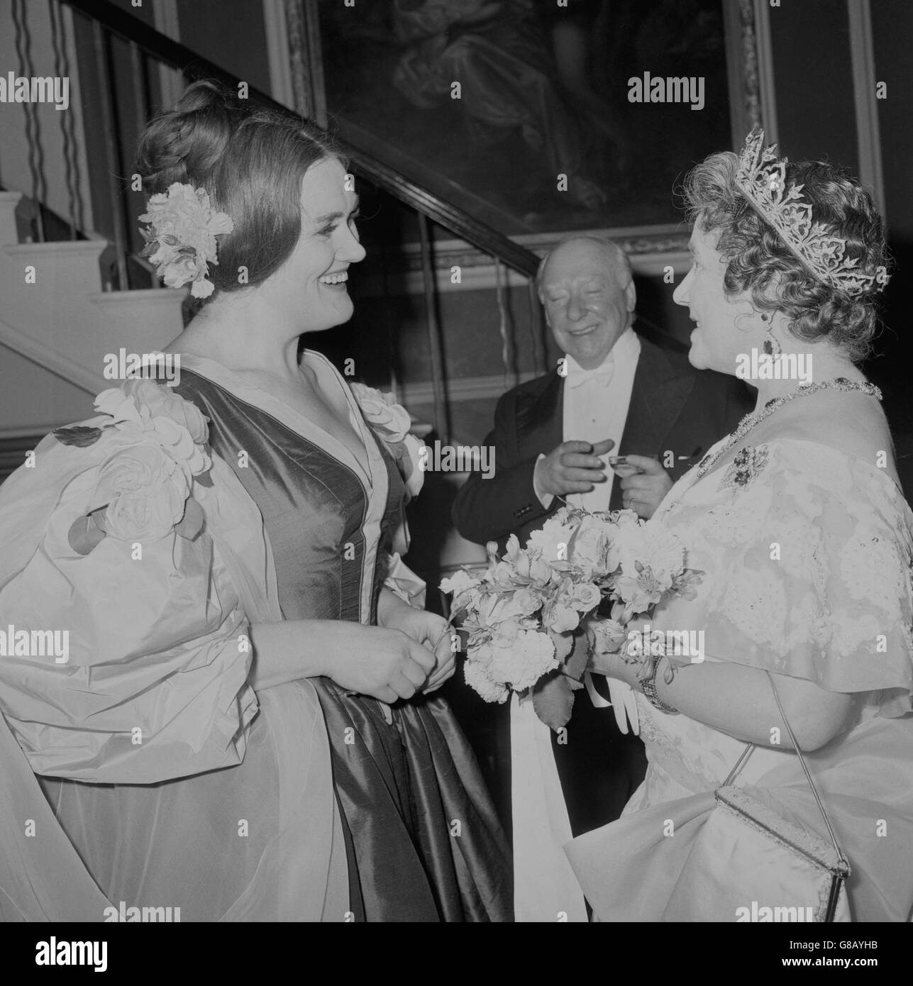 La reine Elizabeth, la reine mère, a assisté au gala de l'opéra 'Daughter of the Regiment', à l'Opéra royal de Covent Garden, Londres. Après la représentation, la Reine mère a rencontré la soprano australienne Joan Sutherland (l). Banque D'Images