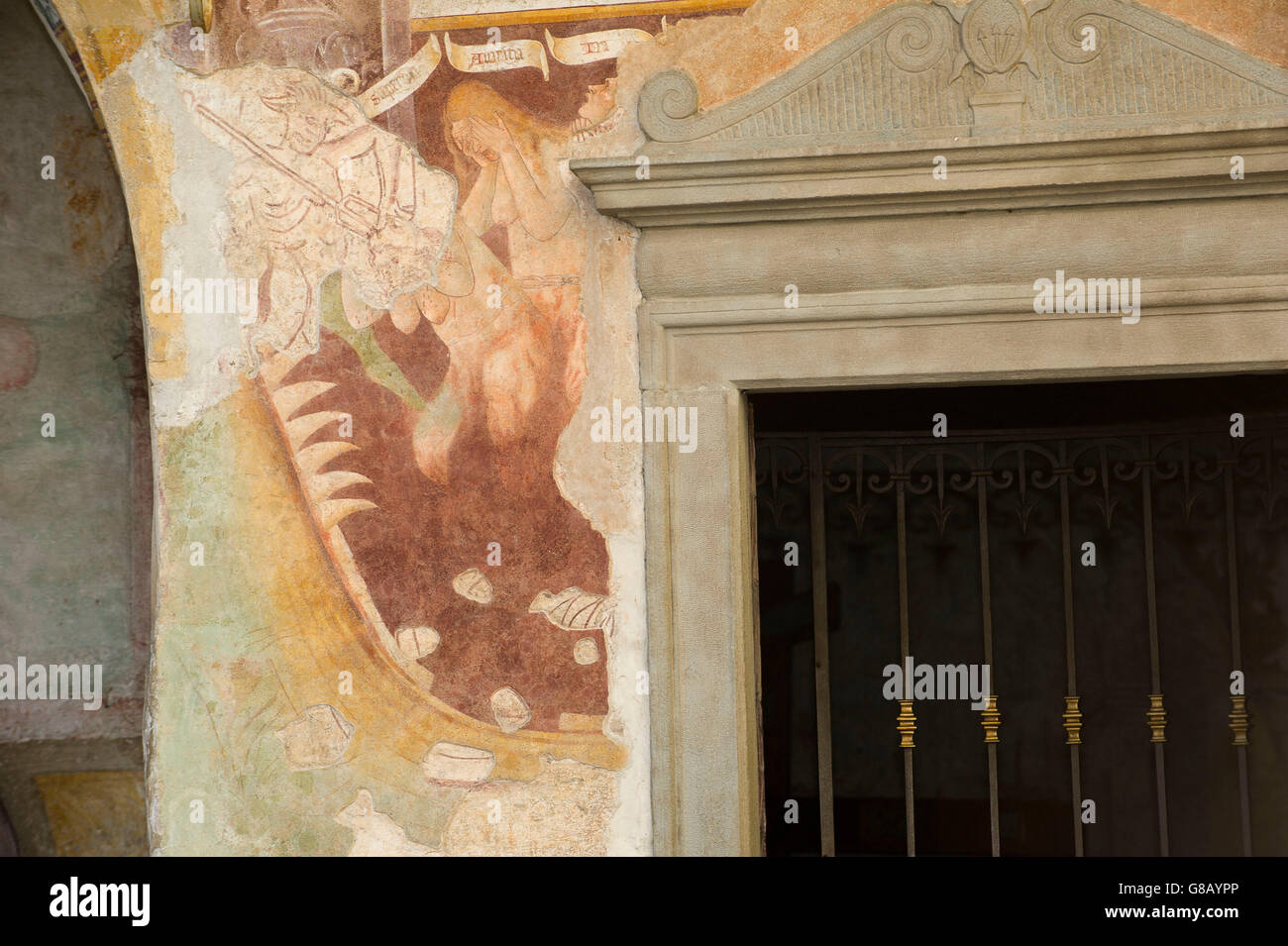 L'Italie, Lombardie, Clusone. sur l'avant de l'Oratoire de la fresque d''le triomphe de la mort' et 'Dance de la mort. Peint de Giacomo Borlone Frescoe De Buschis en 1484. Banque D'Images