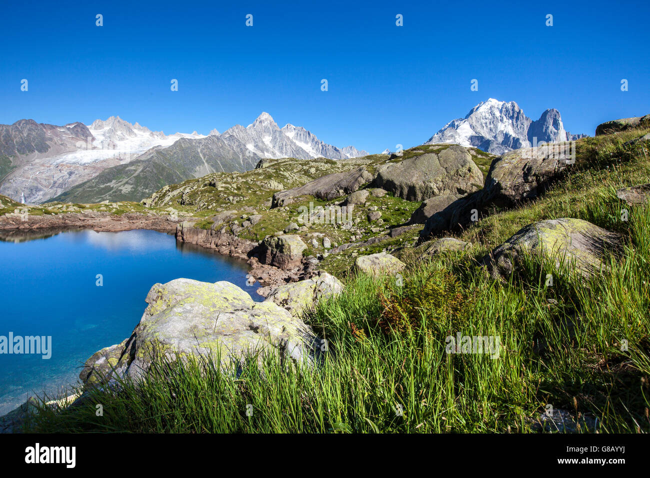 Aiguille verte se reflète dans le lac de cheserys chamonix haute savoie france europe Banque D'Images