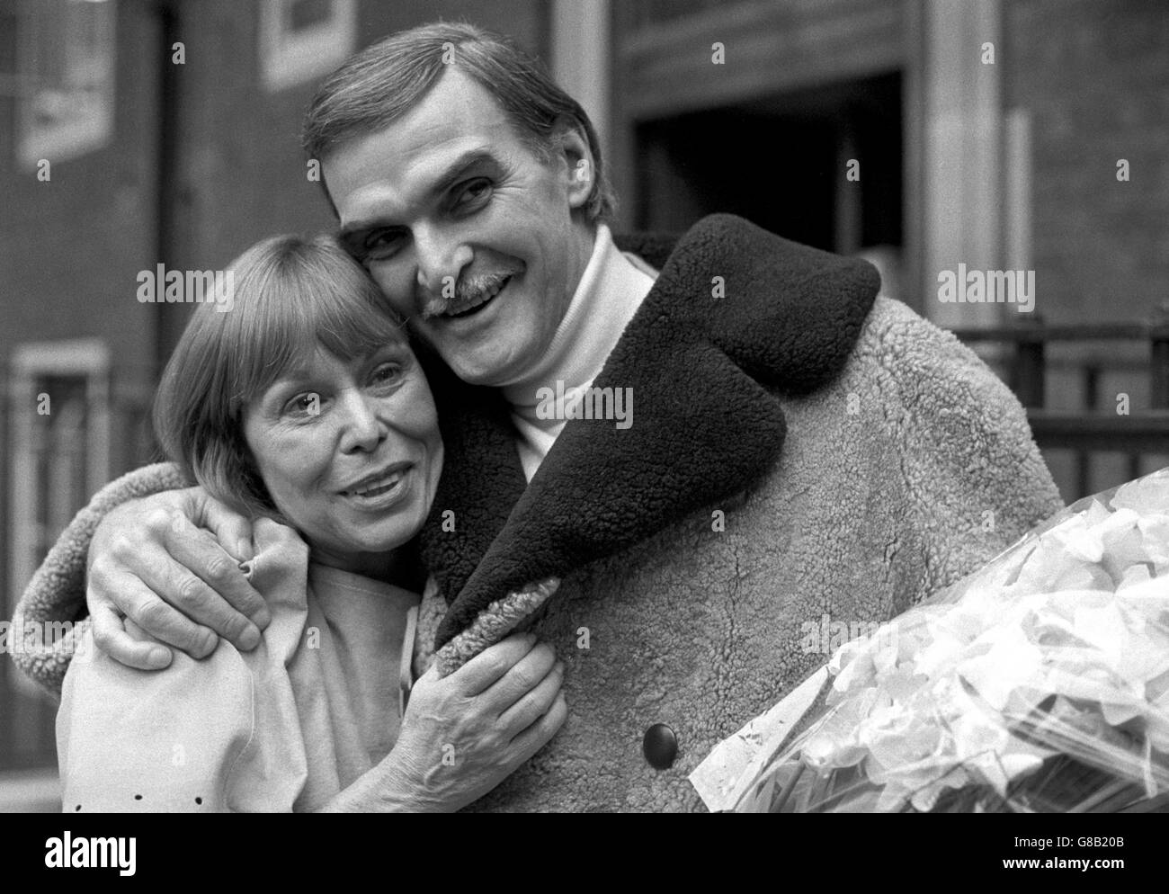 Sortie de l'hôpital de Westminster, l'acteur Stanley Baker, 47 ans, et sa femme Ellen.Il a gagné sa lutte contre une tumeur cancéreuse qu'il ne savait même pas qu'il avait. Banque D'Images