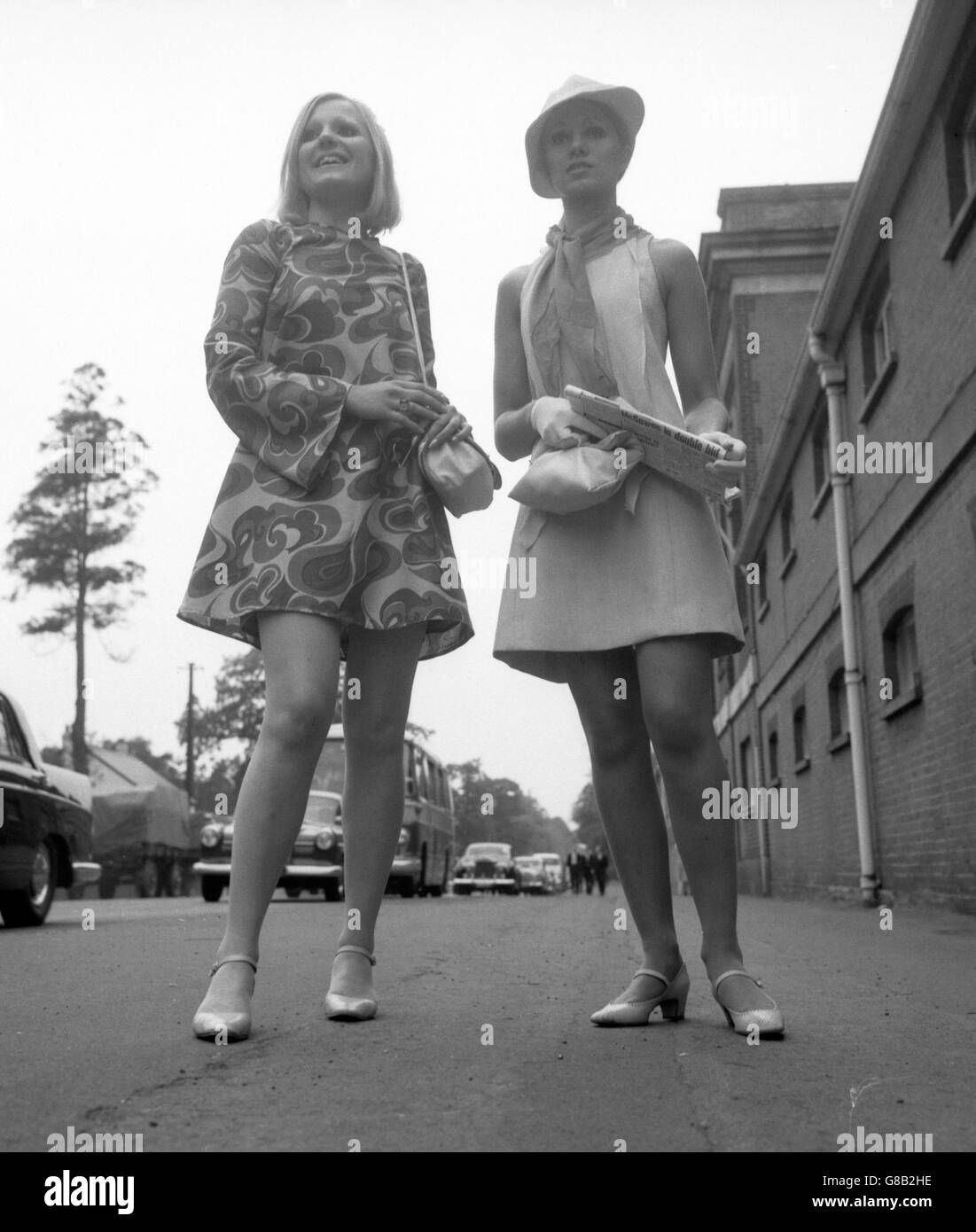 Le troisième jour d'Ascot et encore des mini-robes ont été vus parmi les ratons laveurs à la mode.(l-r) Irene Stachurska dans une robe à motif exotique gay et Eleanor Powell dans un style plus discret avec chapeau assorti.Les deux vivent à Chelsea, Londres. Banque D'Images