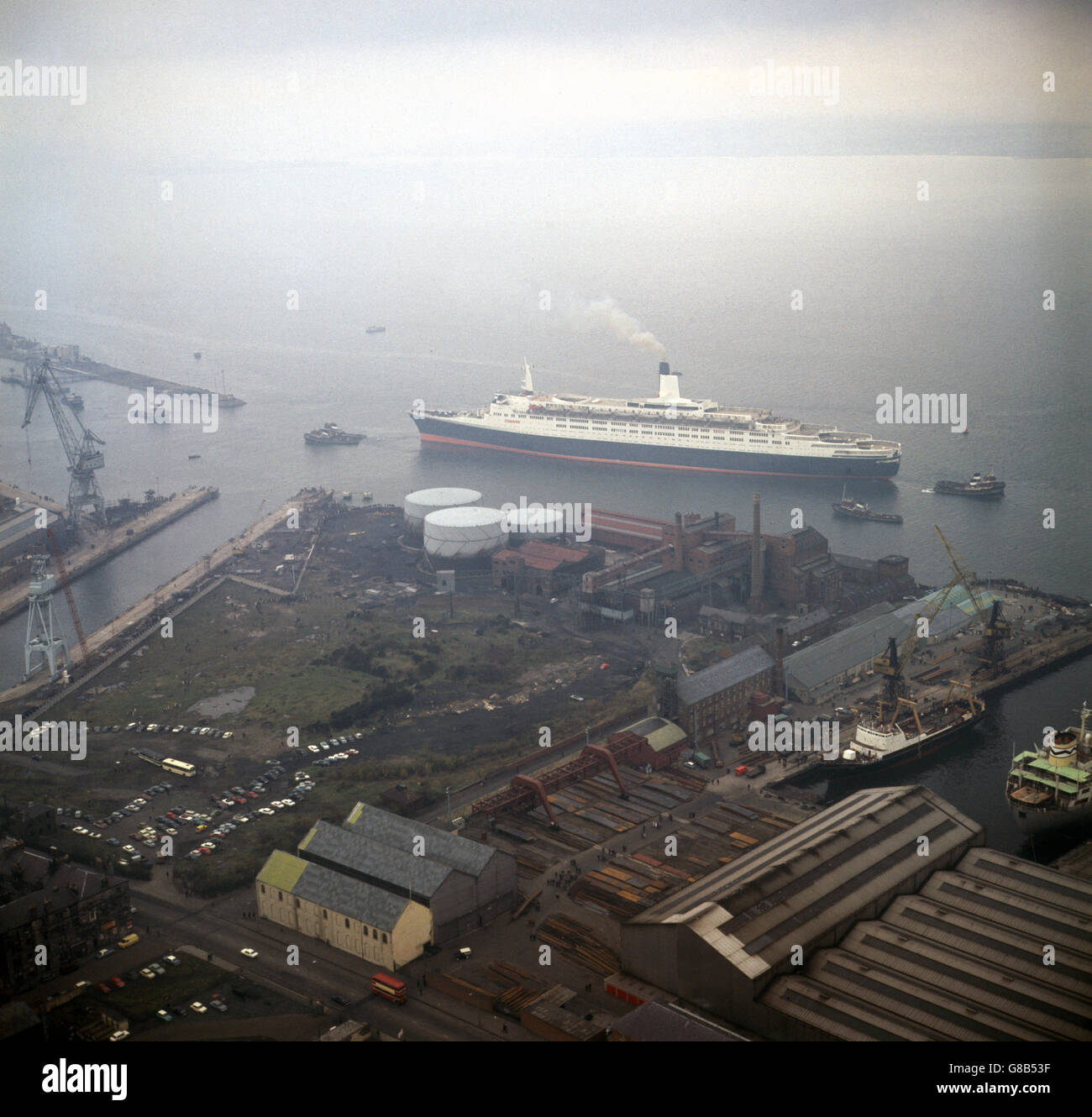 Vue aérienne du nouveau paquebot Cunard, QEII (Queen Elizabeth 2) , alors qu'elle arrive au quai sec de Greenock après son voyage de 13 miles le long de la Clyde du bassin d'aménagement à Clydebank. Banque D'Images